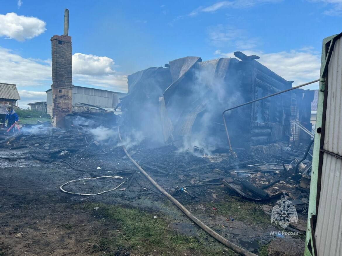 7 человек погибли на пожаре в частном доме в Тукаевском районе