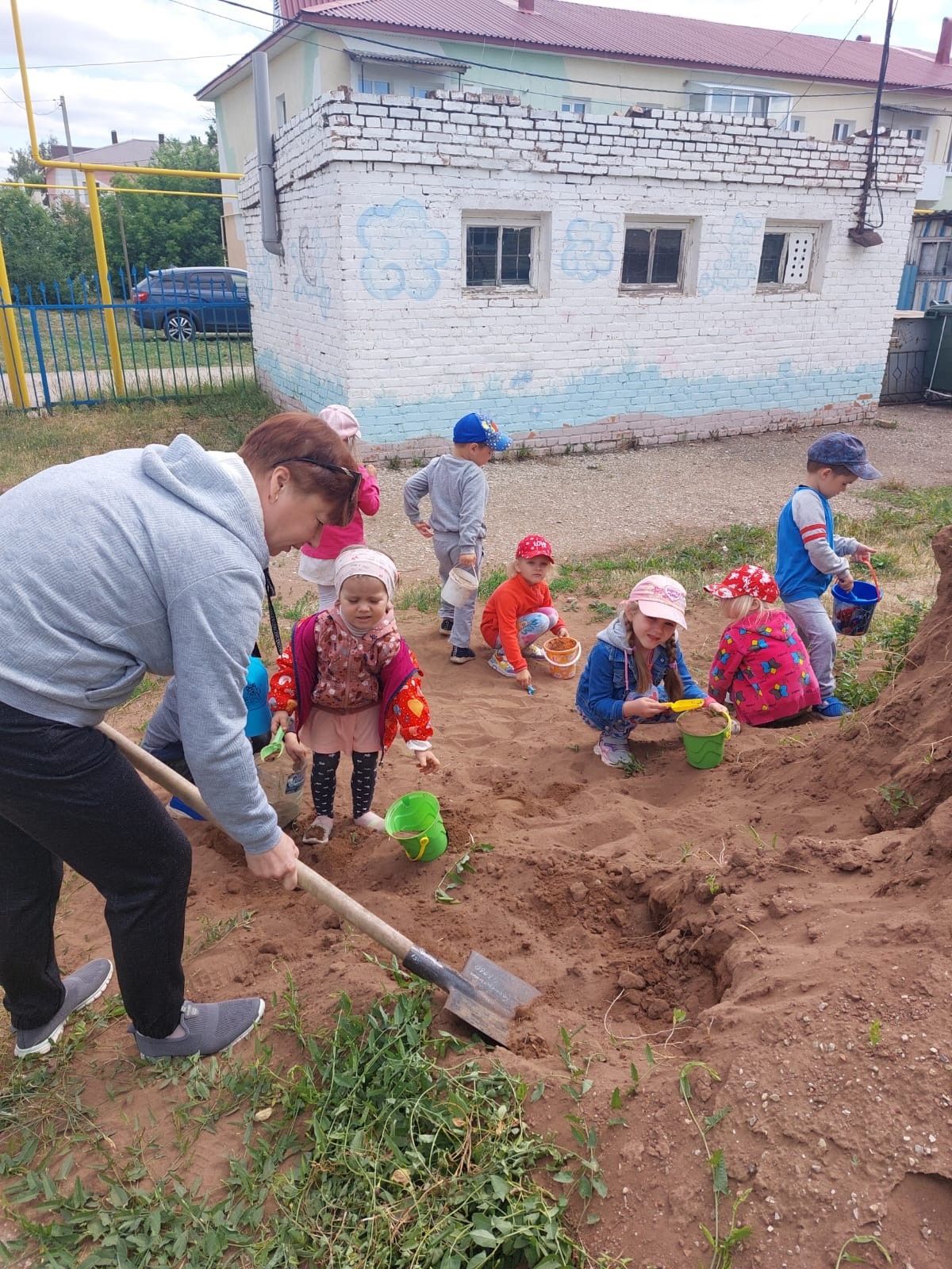 Уруссинские детсадовцы приучаются к труду