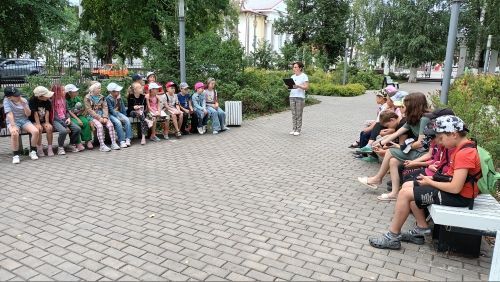 Центральная библиотека организовала однодневный летний читальный зал «С книжкой на скамейке»