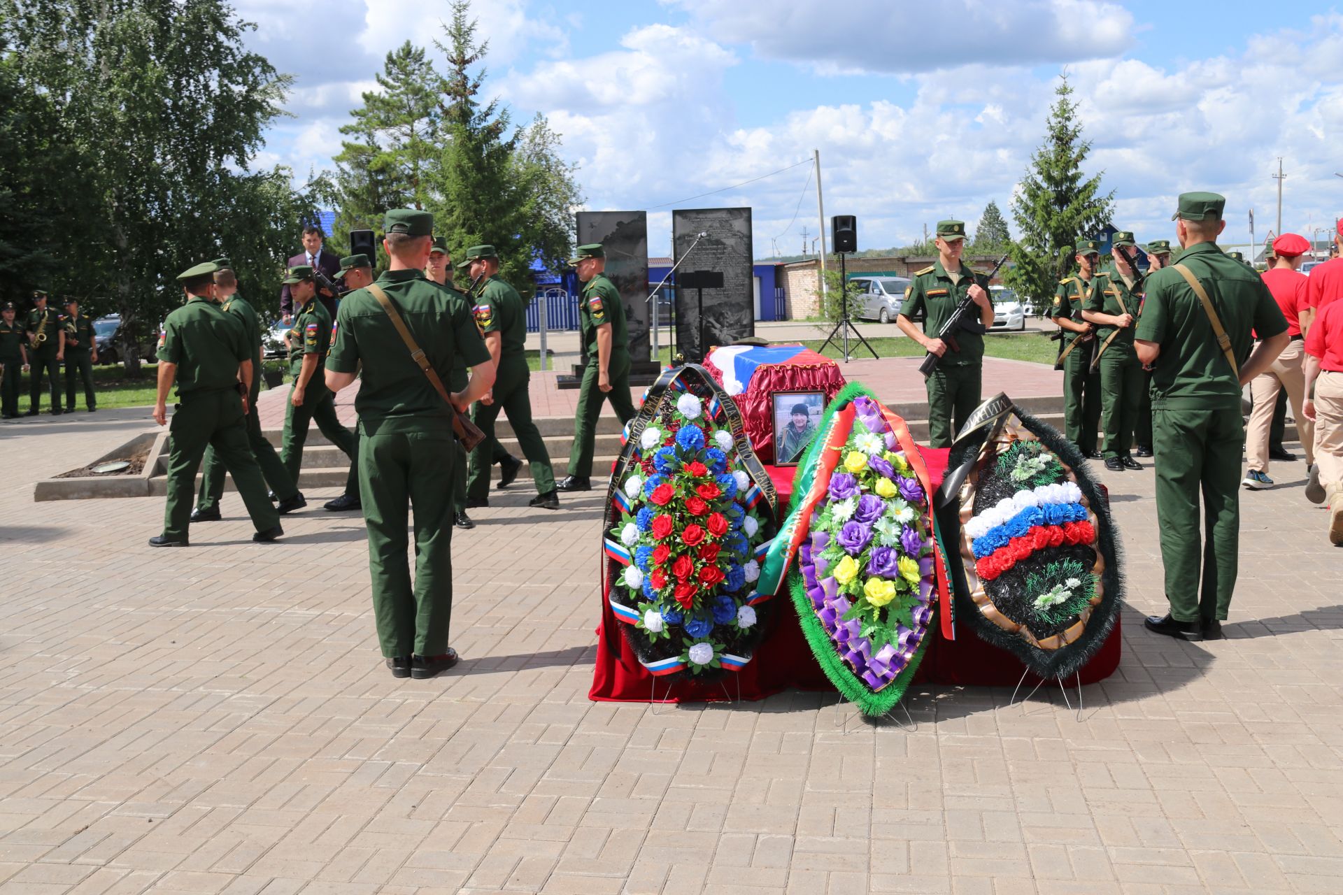 Жители района попрощались с погибшим в СВО земляком
