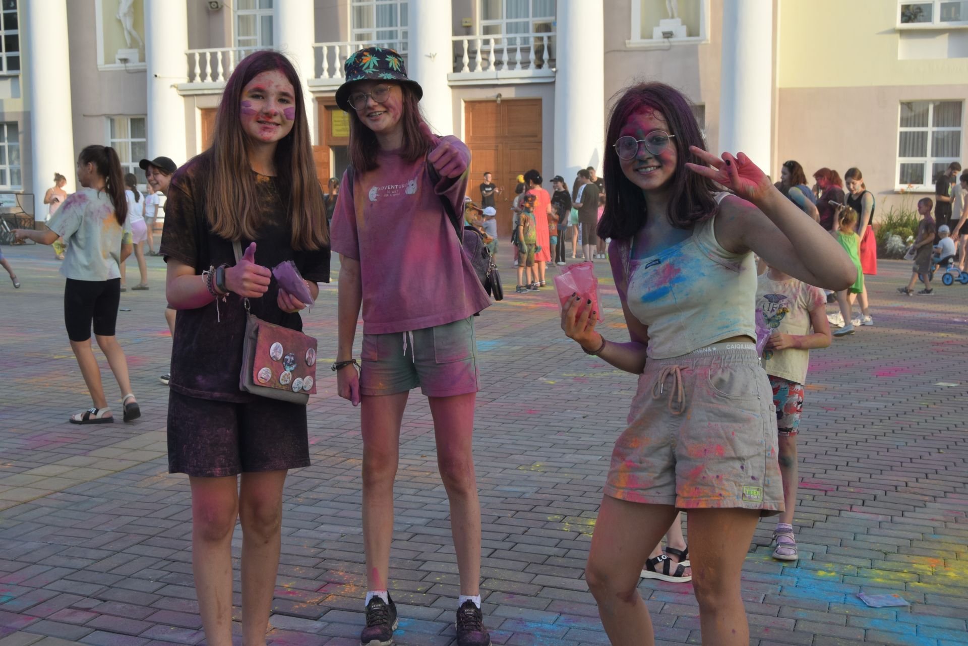 Яркий фестиваль красок прошел в Уруссу