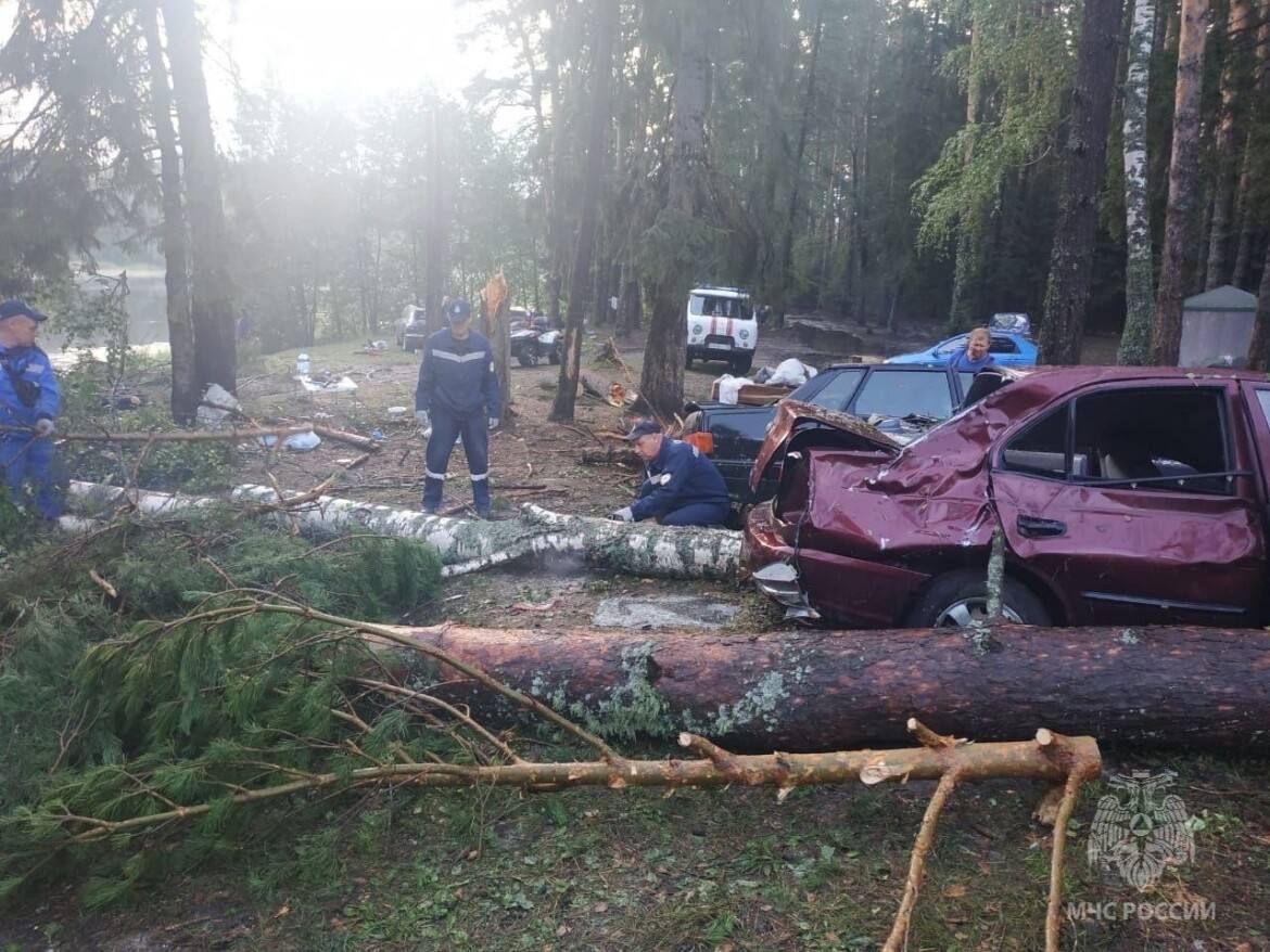 Спасатели МЧС России расчищают завалы в палаточном лагере у озера Яльчик в Марий Эл