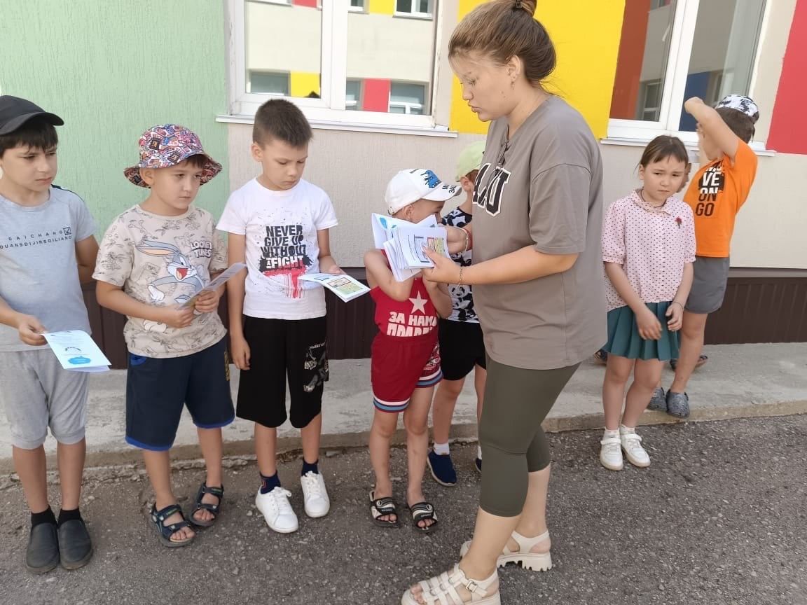 В честь Дня семьи и верности ребята школьного лагеря подготовили открытки близким