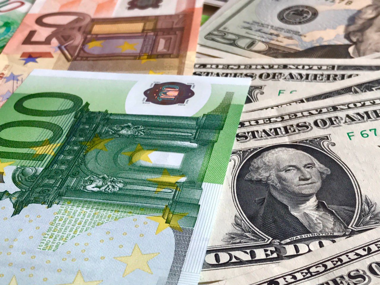Евро и доллар продолжают обновлять июльские антирекорды