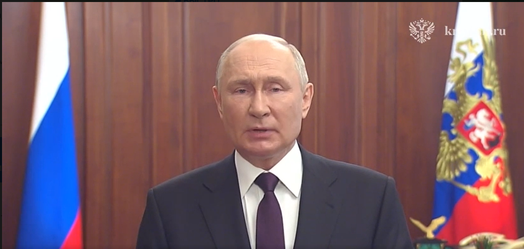 Владимир Путин обратился к гражданам в День Государственного флага России