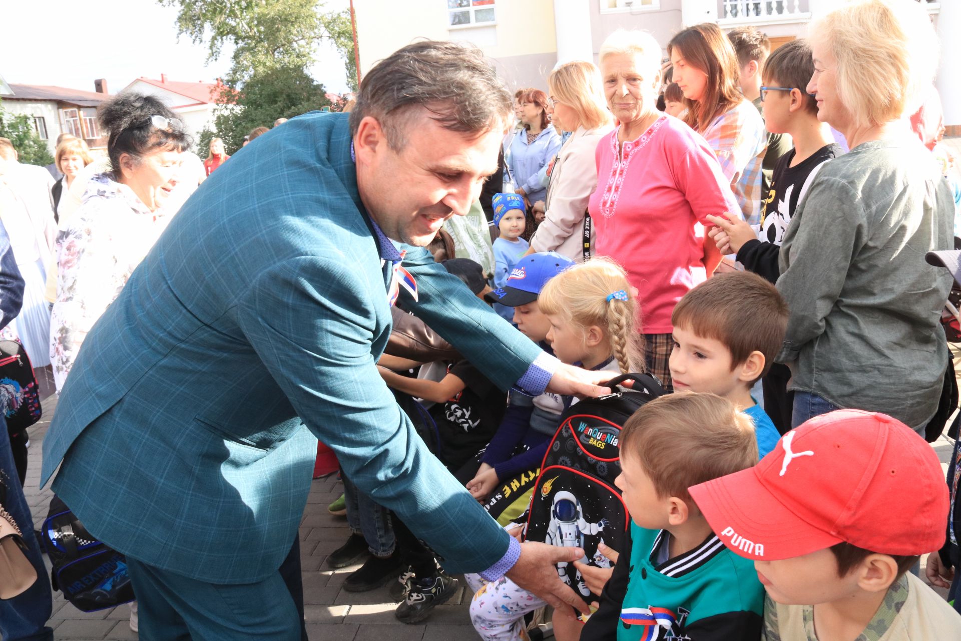 Будущим первоклассникам — ранцы в подарок