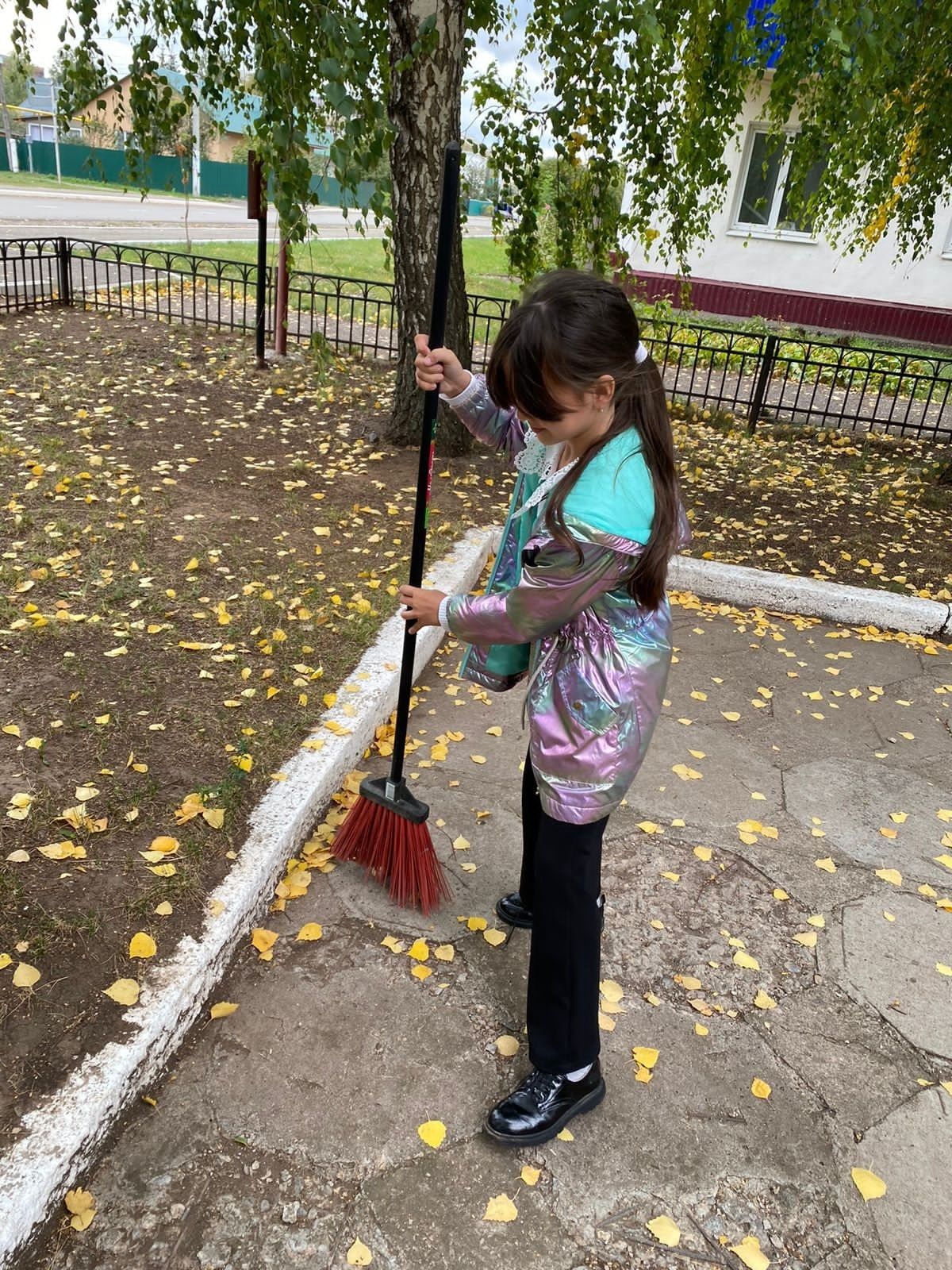 В сквере Пушкина юные экологи навели порядок