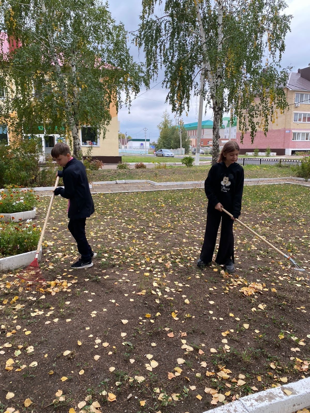 В сквере Пушкина юные экологи навели порядок