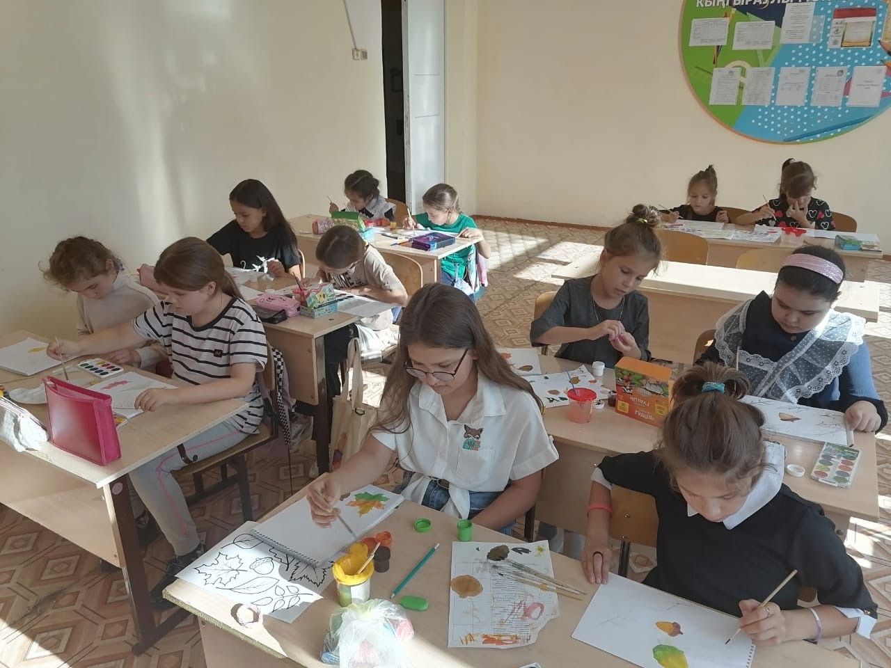 Ютазинские школьники рисуют осень