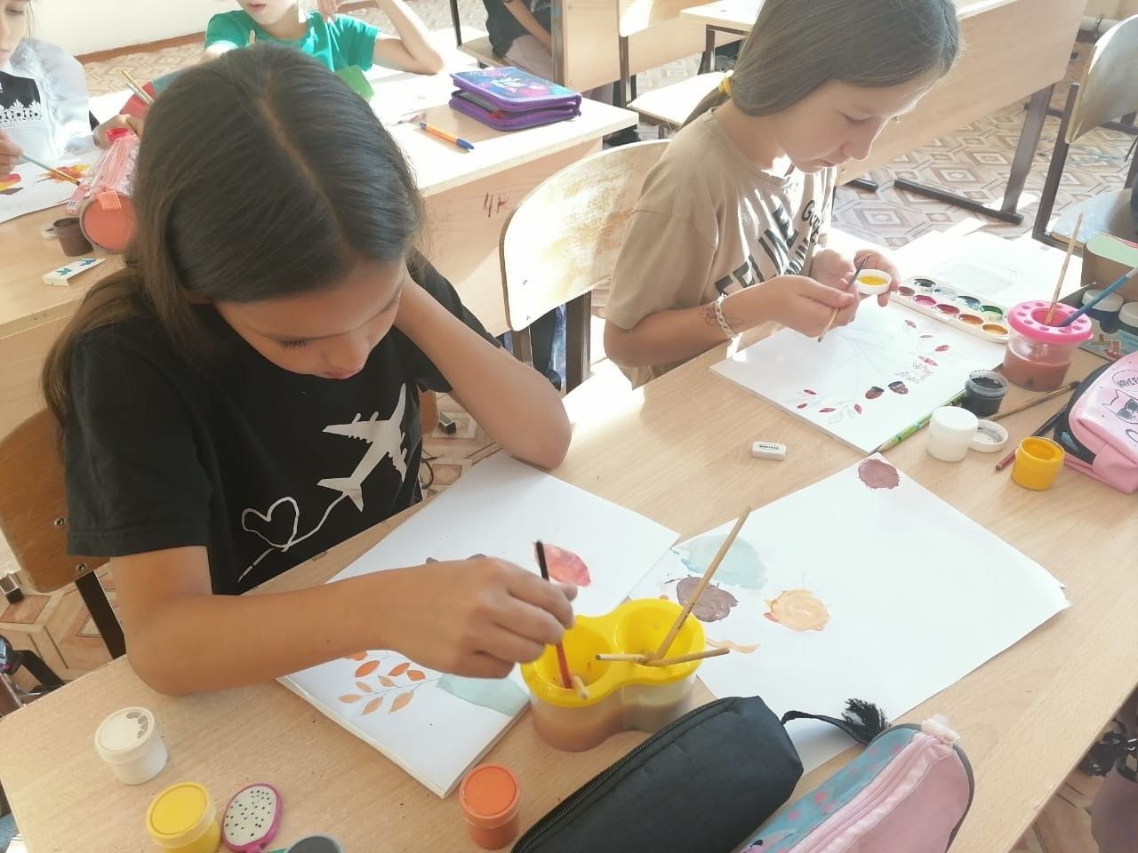 Ютазинские школьники рисуют осень