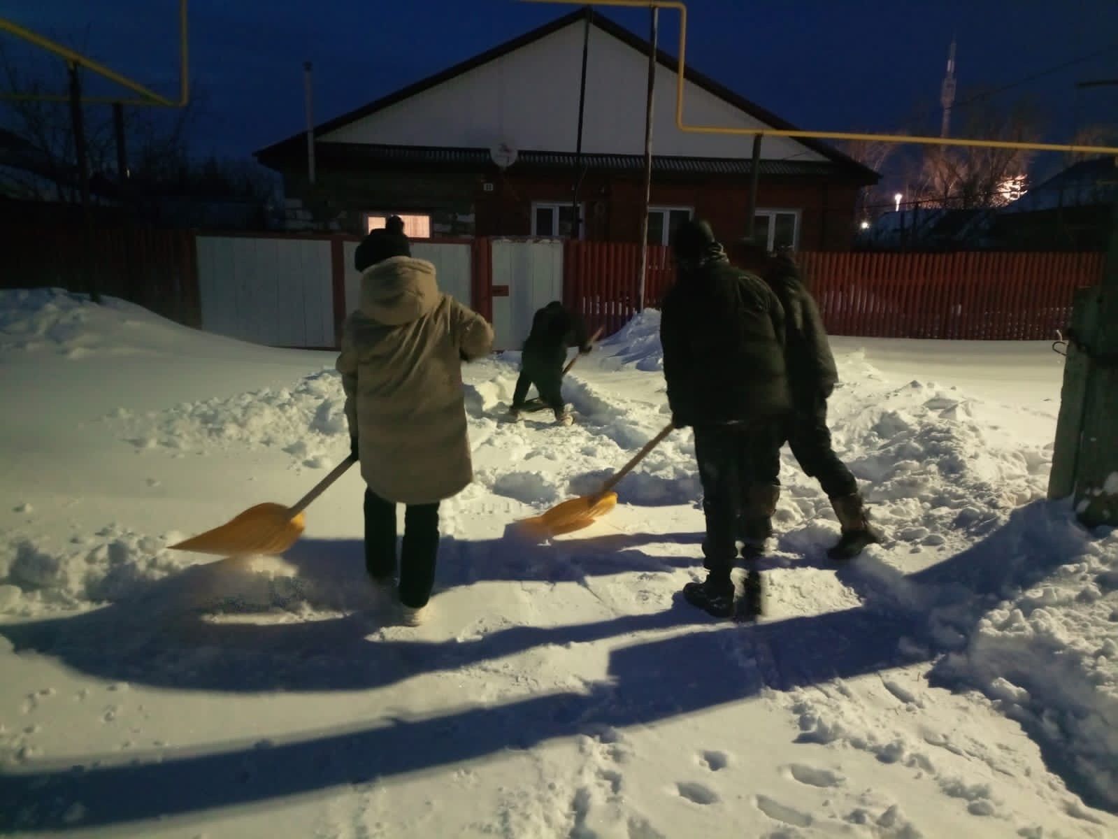 Ребята волонтерского отряда «Лига активистов» помогли расчистить снег одиноким пенсионерам Ютазинского района