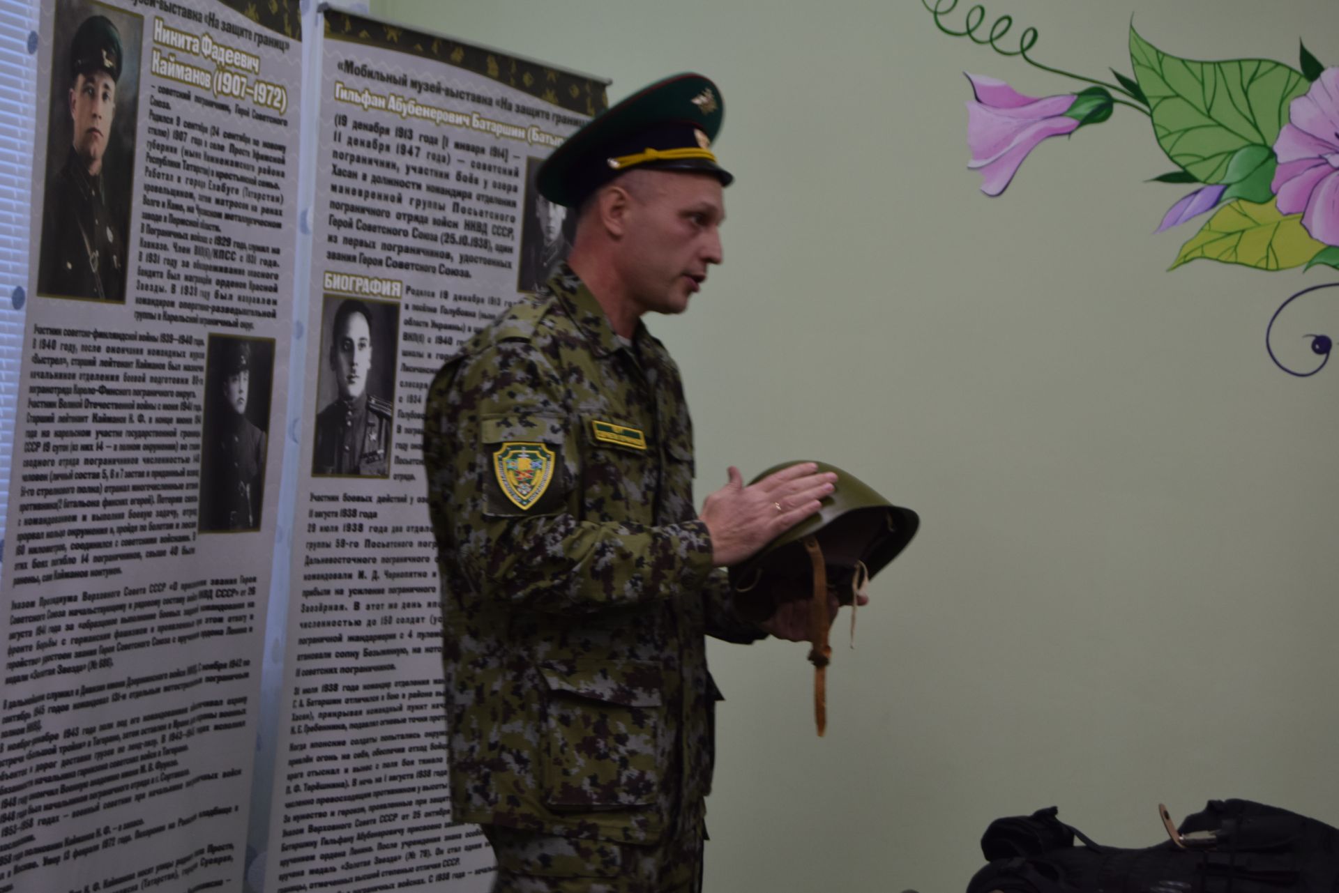 В Уруссинской начальной школе открылся мобильный музей - выставка «На защите границ».