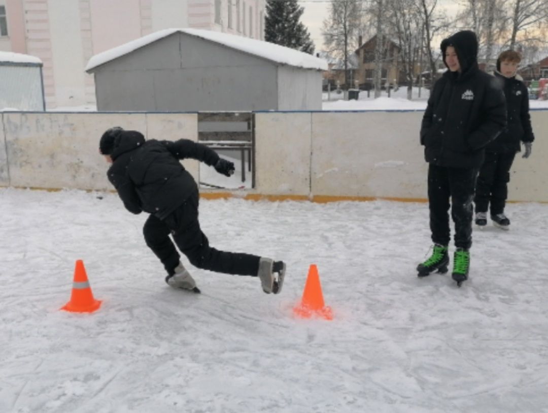 Зимние забавы: эстафета на льду