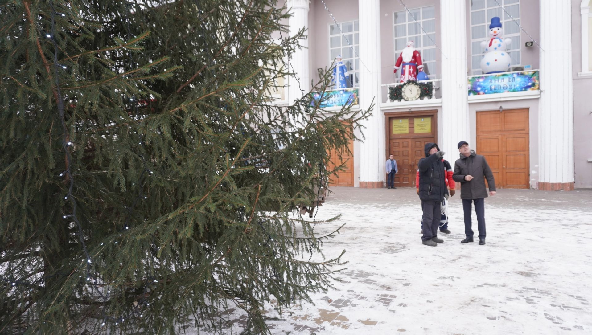 Глава района Аяз Шафигуллин ознакомился с ходом работ по подготовке площади районного дома культуры к новогодним мероприятиям