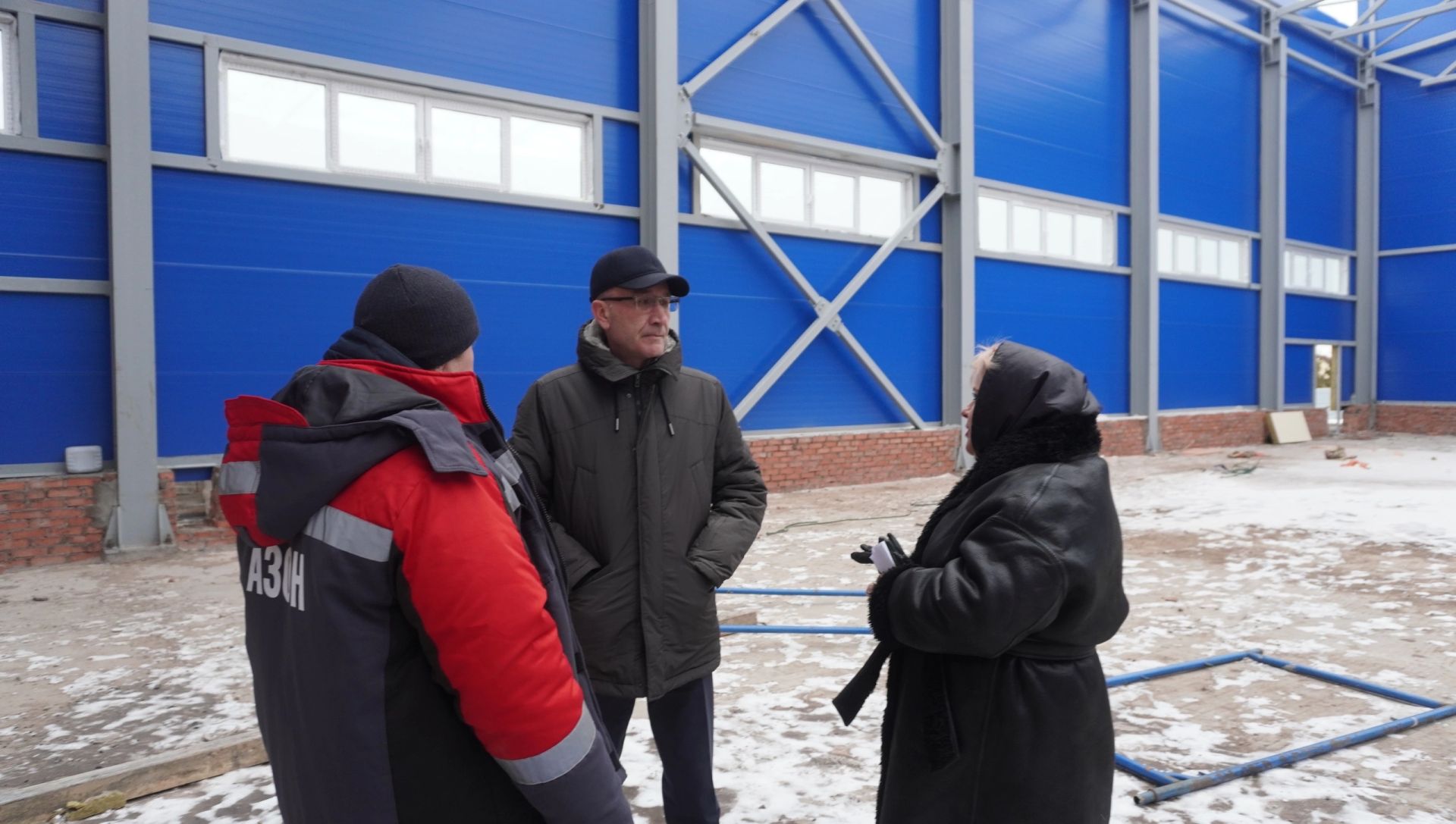 Сегодня глава Ютазинского района  Аяз Шафигуллин  ознакомился с ходом строительства крытого теннисного манежа