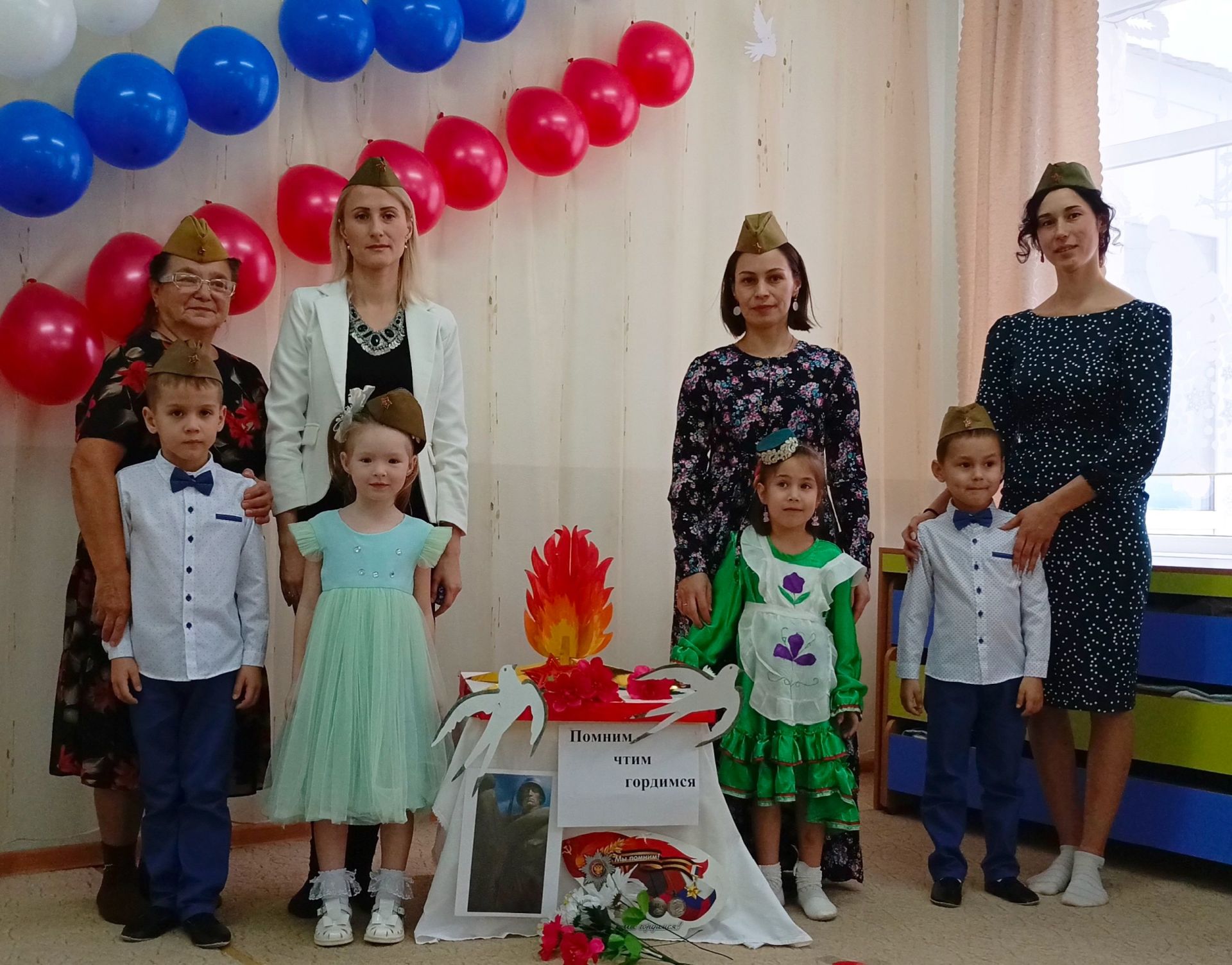 В День героев Отечества дети и родители Дым-Тамакского детского сада собрались, чтобы отдать дань памяти и уважения нашим защитникам