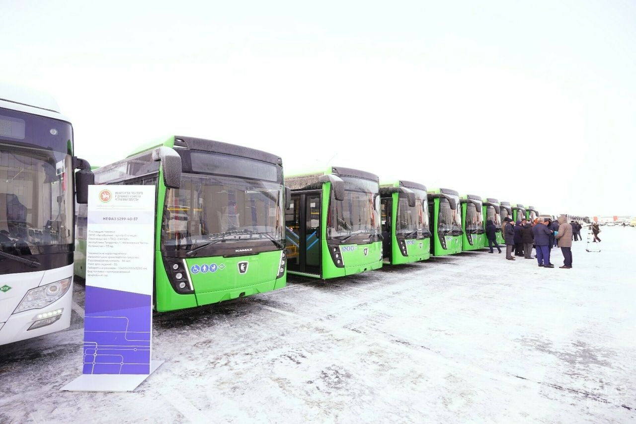 Раис Татарстана передал 40 автобусов муниципалитетам