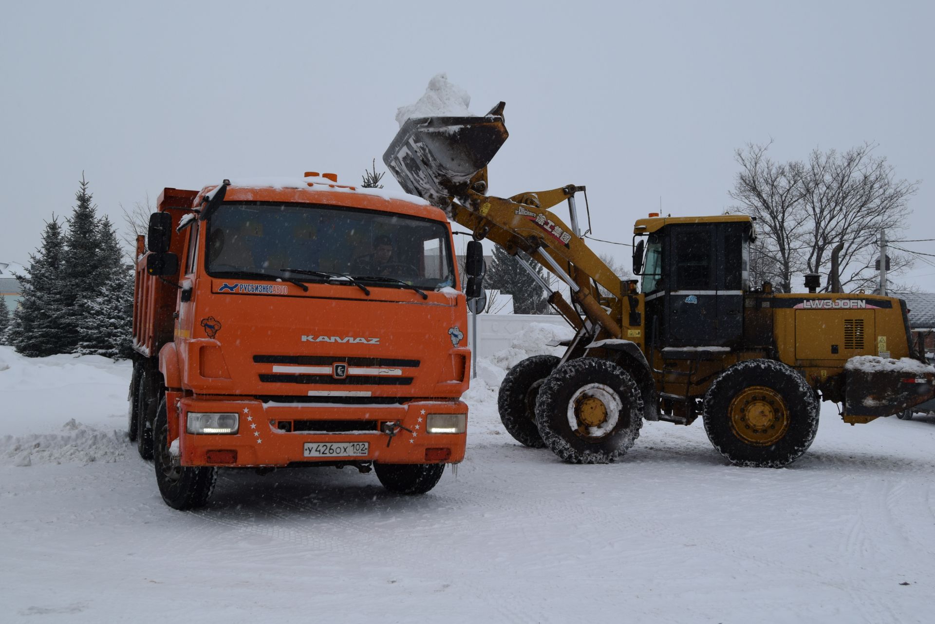 Водитель снегоуборочного трактора - главный в устранении снежных заносов