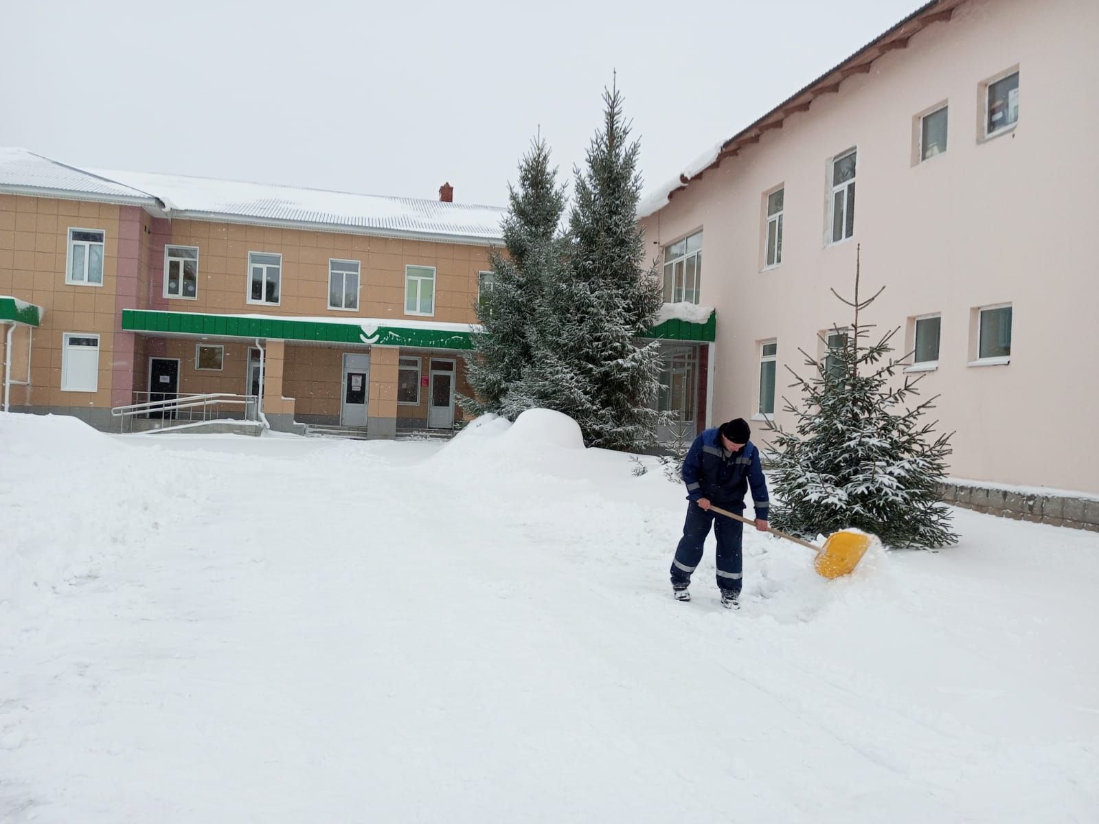 Ютазинцы: все на борьбу со снегом