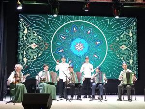 Ансамбль русских народных инструментов «Экспромт» выступил на главной сцене района