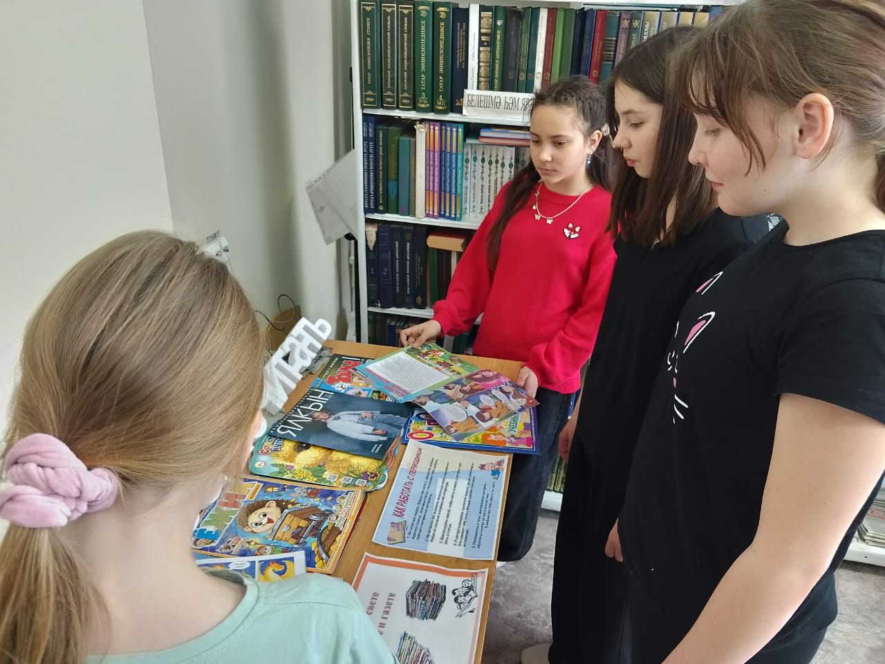 Каракашлинские школьники ознакомились с журналами в сельской библиотеке