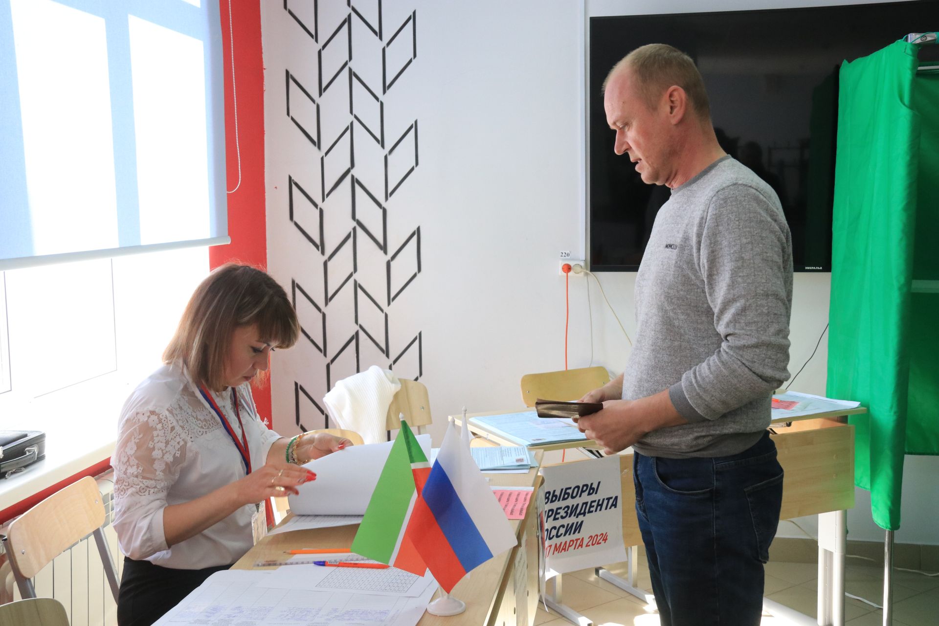 В Уруссинской школе № 3 расположились две избирательные участки: № 2814 и № 2815