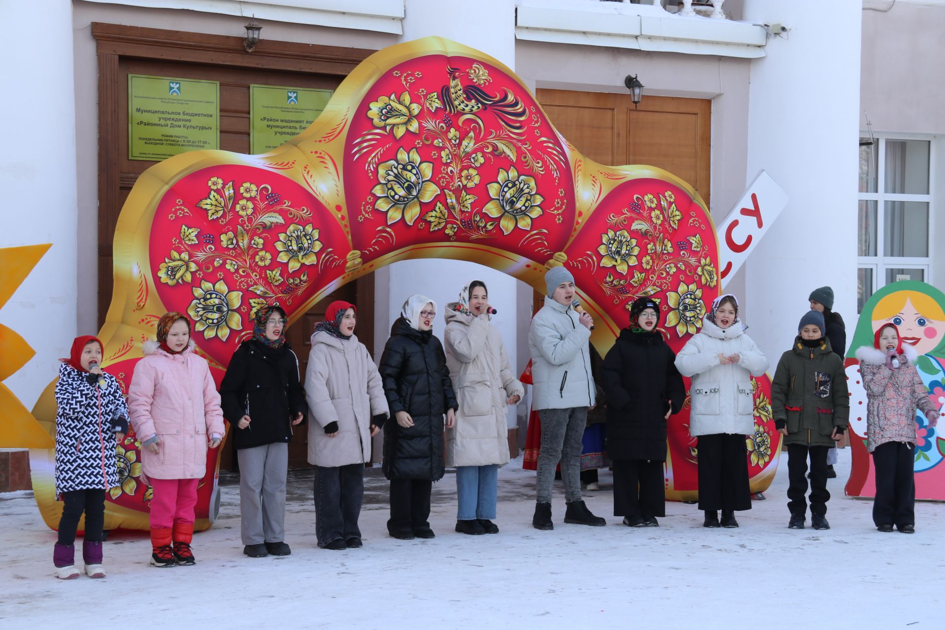На площади районного Дома культуры проводили зиму