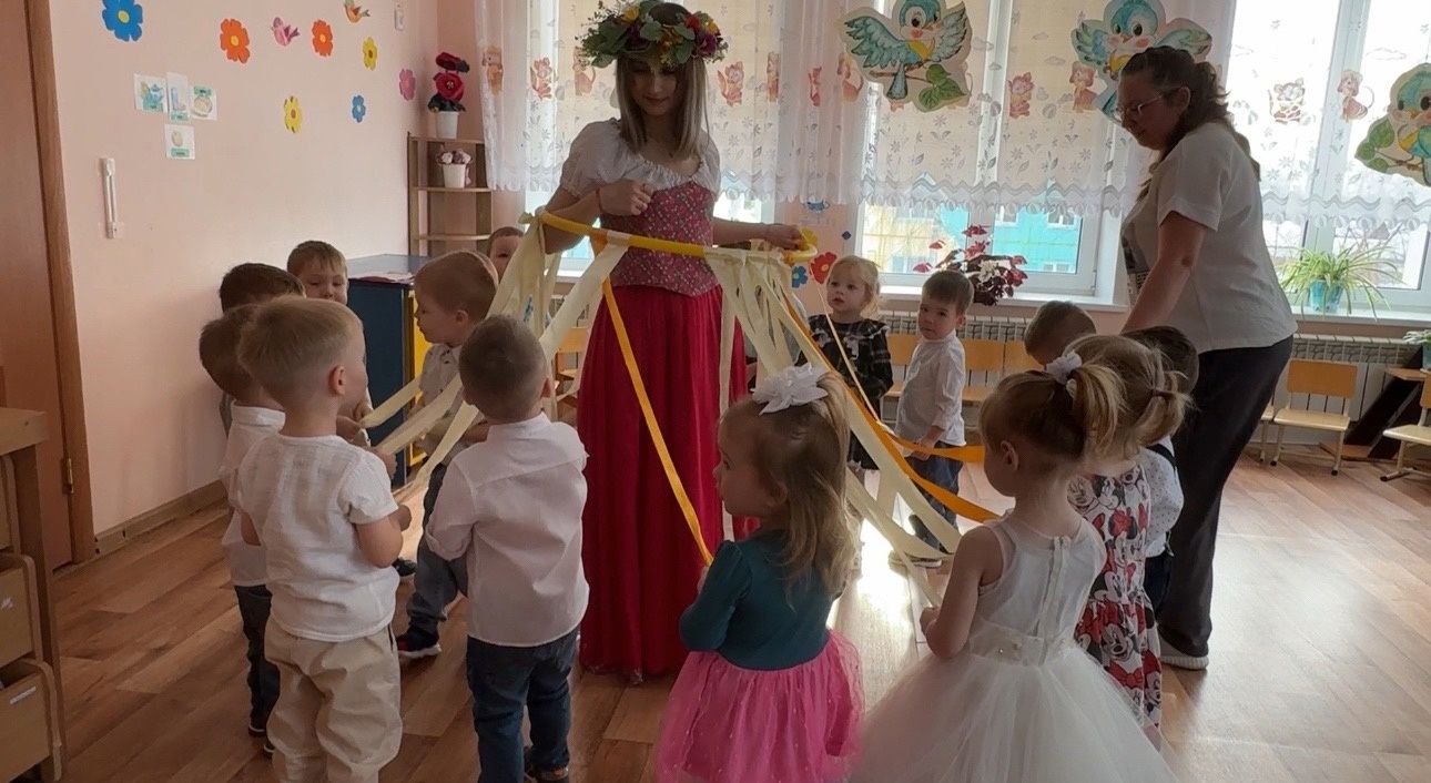 Самые маленькие дошкольники Уруссинского детского сада поздравили мам и бабушек с праздником