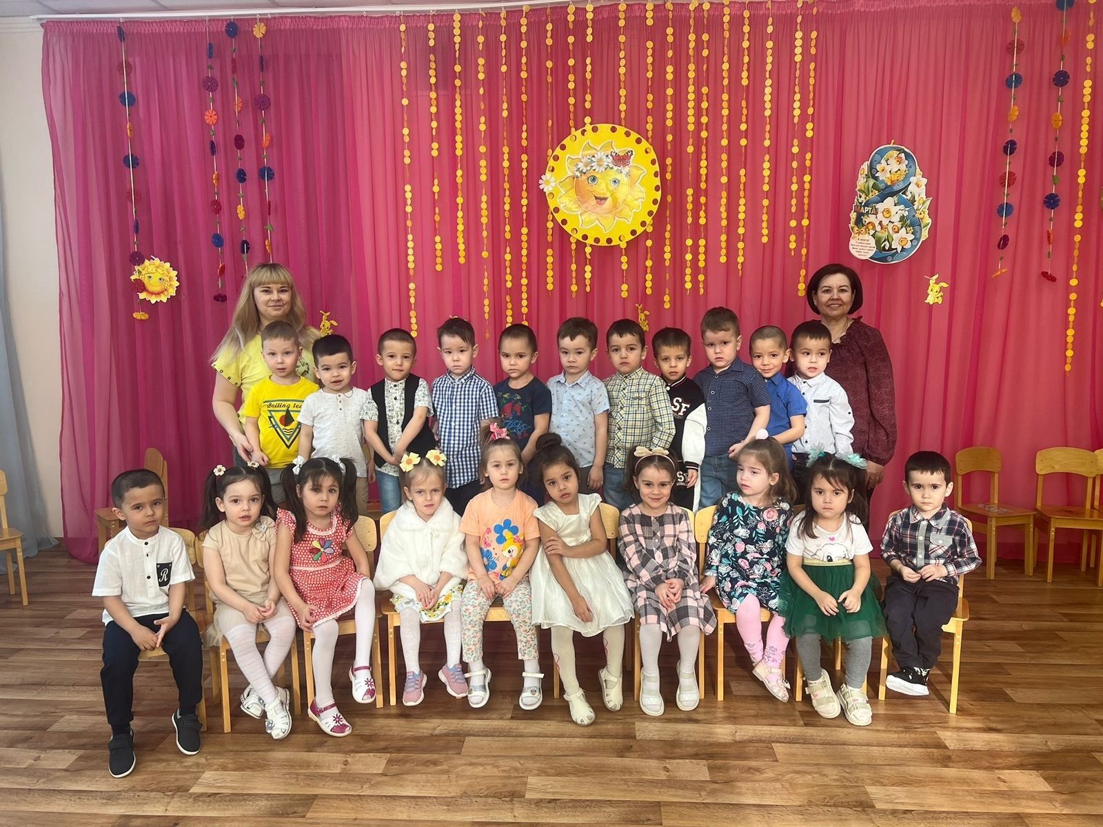 Самые маленькие дошкольники Уруссинского детского сада поздравили мам и бабушек с праздником