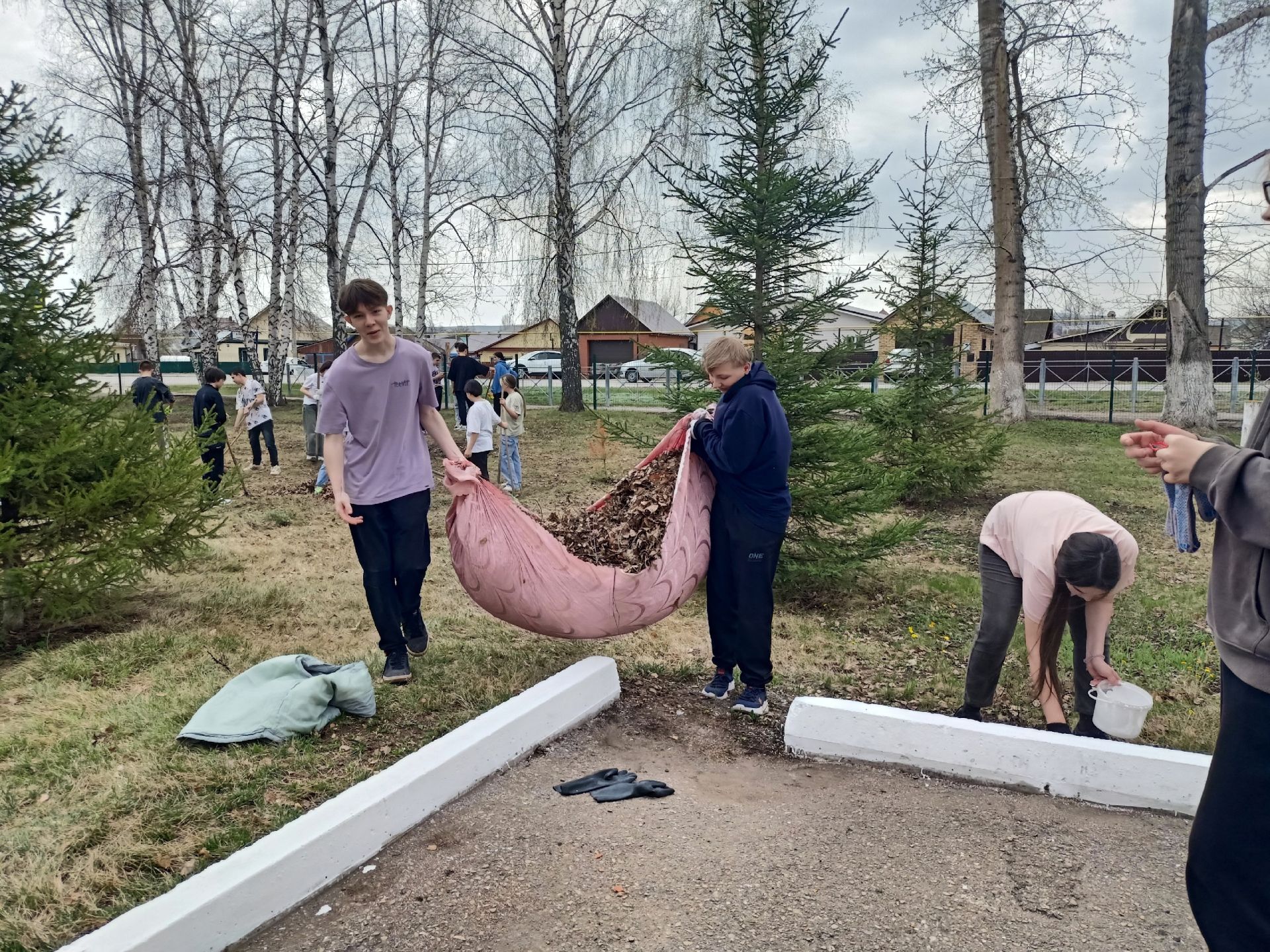 Экологический субботник прошел в Уруссинской школе