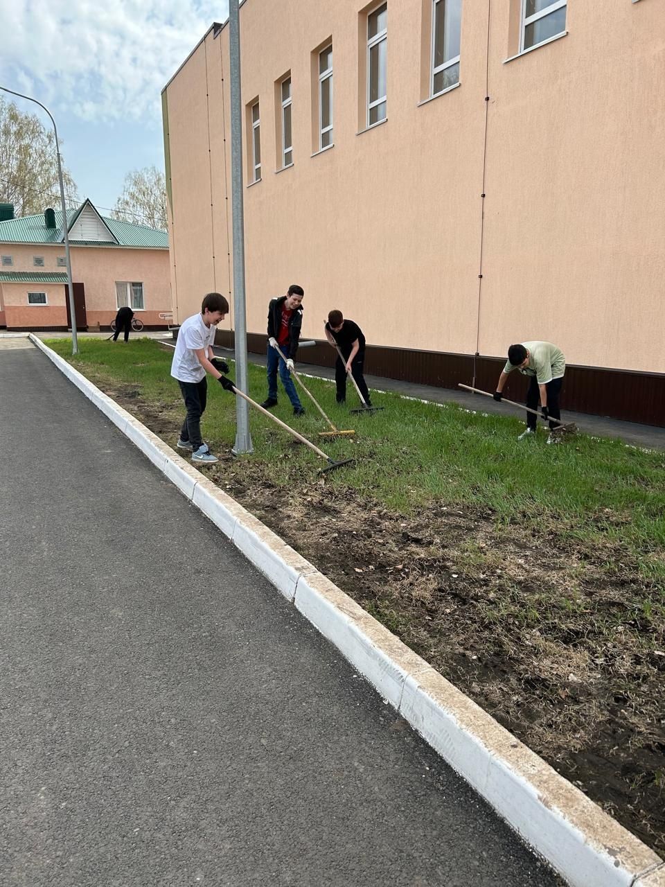 Экологический субботник прошел в Уруссинской школе