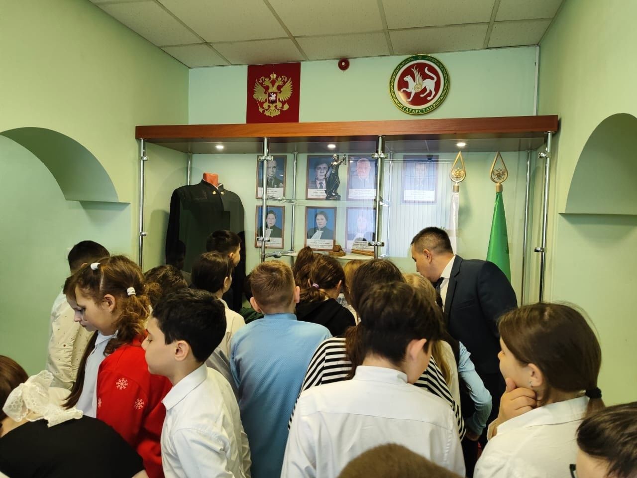 Уруссинские гимназисты в рамках профориентации побывали в районном суде
