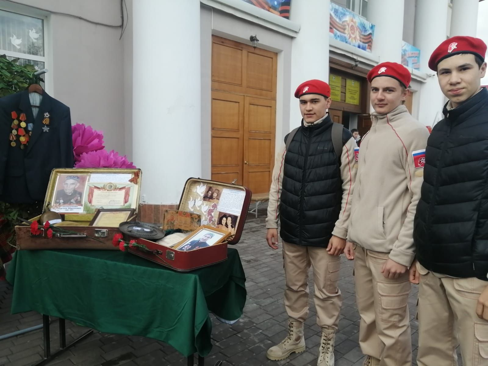 Выставка экспонатов военных лет состоялась на площади РДК в День Победы