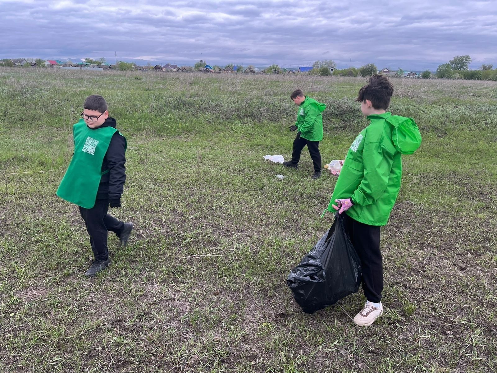 Экологический отряд Уруссинской СОШ №2 старается на благо района