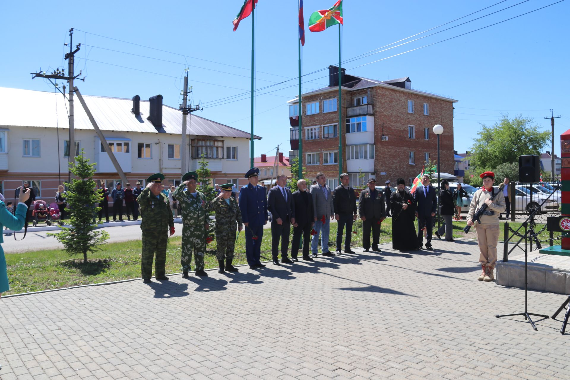 В Уруссу у мемориала воинам-пограничникам состоялся митинг, посвященный Дню пограничника
