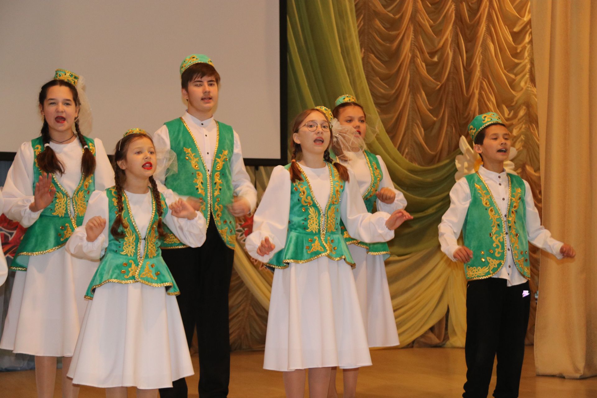 «Юные таланты» из Уруссу порадовали ребят Серафимовского ДДИ