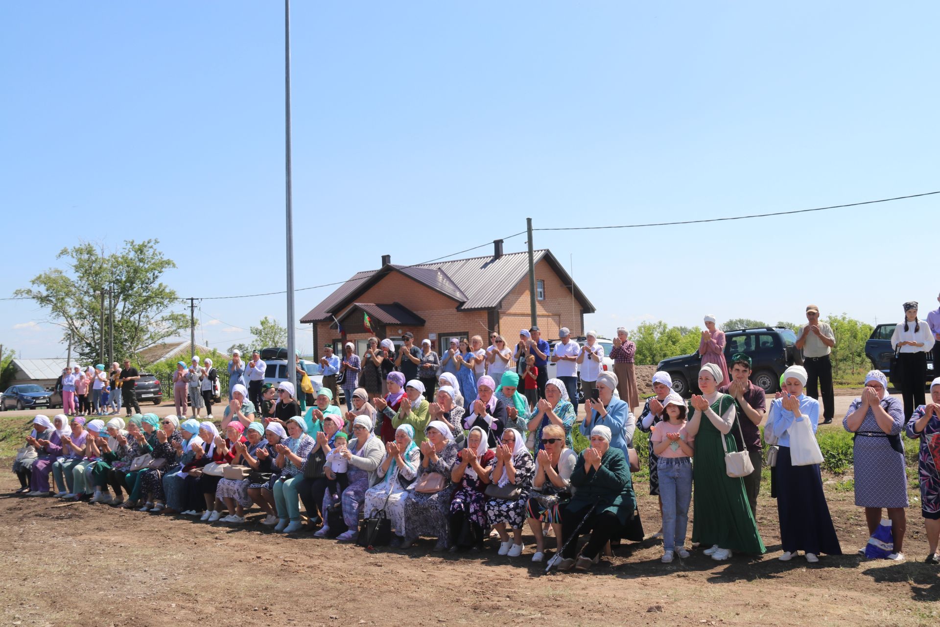 В мечети села Байряка торжественно установили минарет