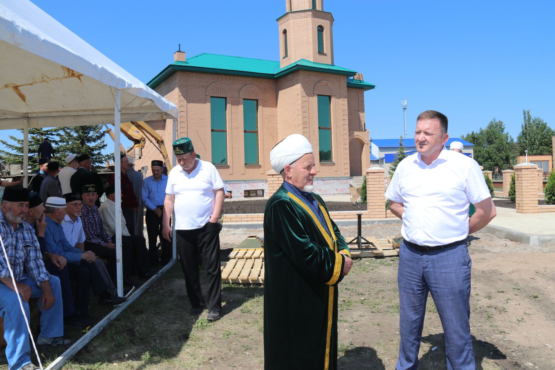 В мечети села Байряка торжественно установили минарет