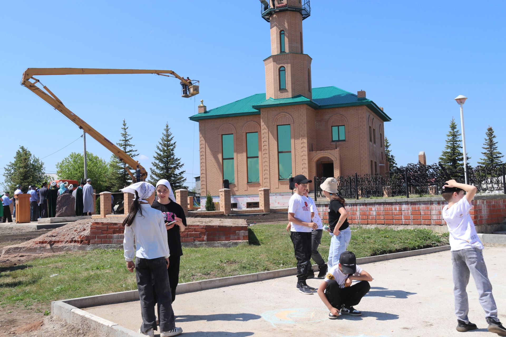 В мечети села Байряка торжественно установили минарет