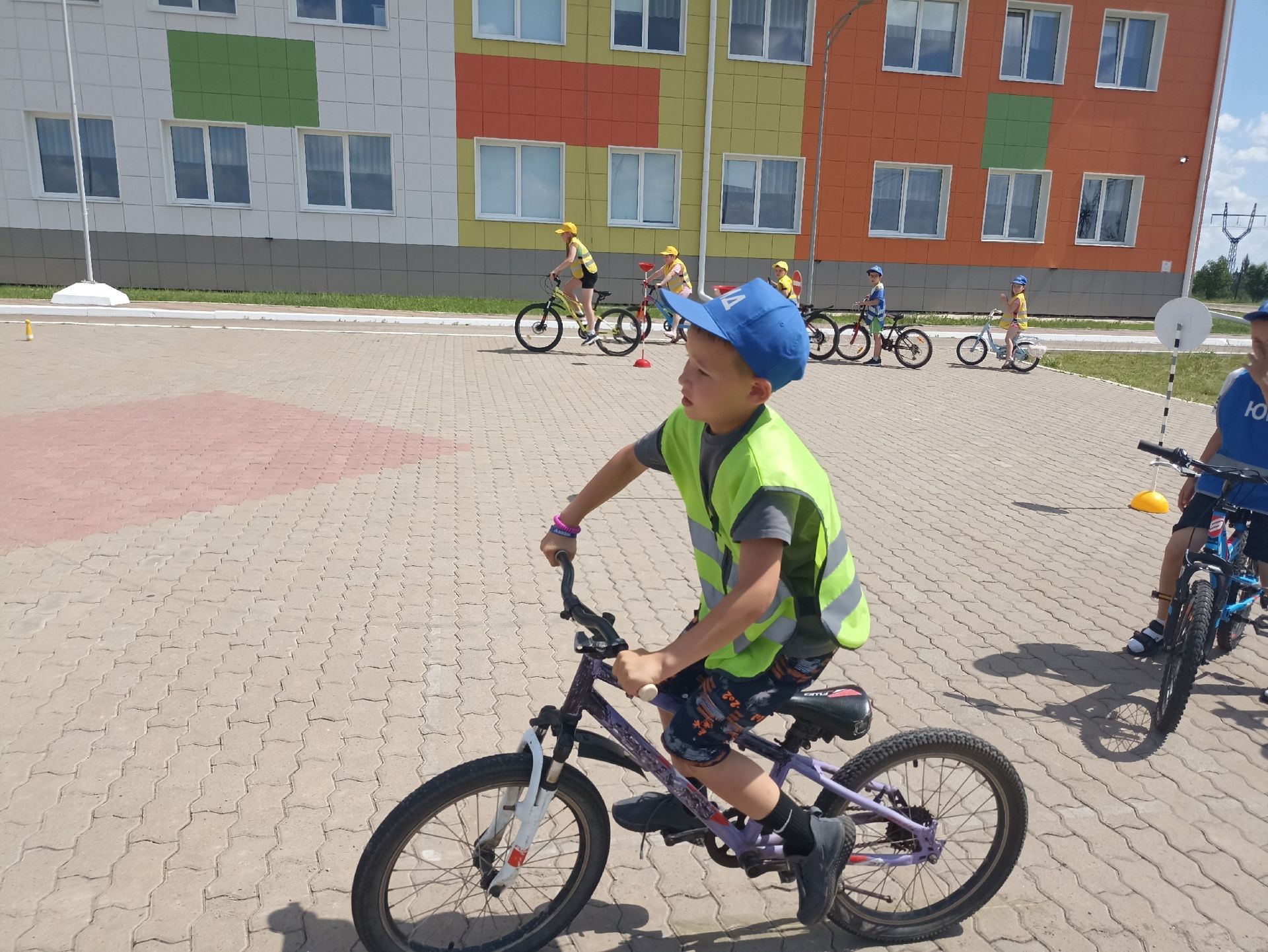 Веселое мероприятие «Вело старты» прошло в Уруссу для юных велосипедистов
