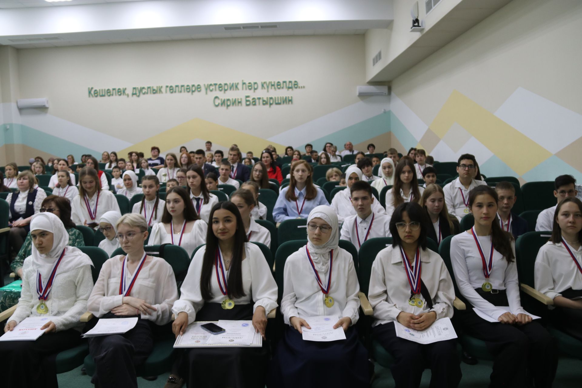 На сцене — настоящий звездопад одаренных детей