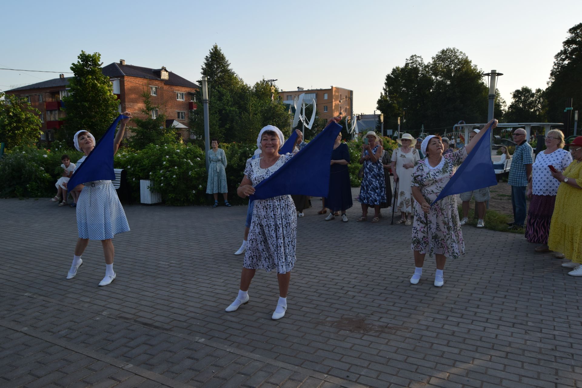 Вечер вальса прошел в уруссинском парке