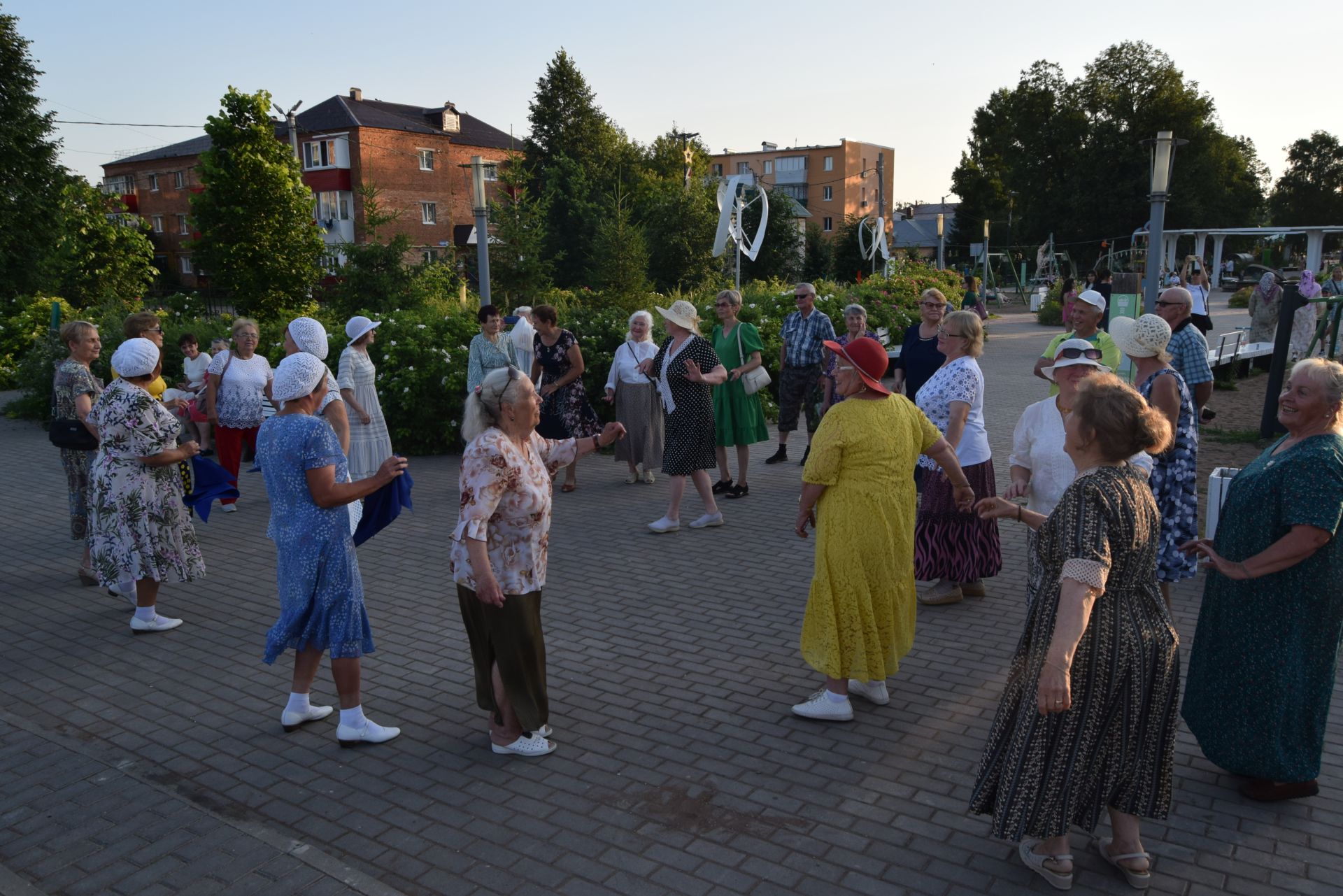 Вечер вальса прошел в уруссинском парке