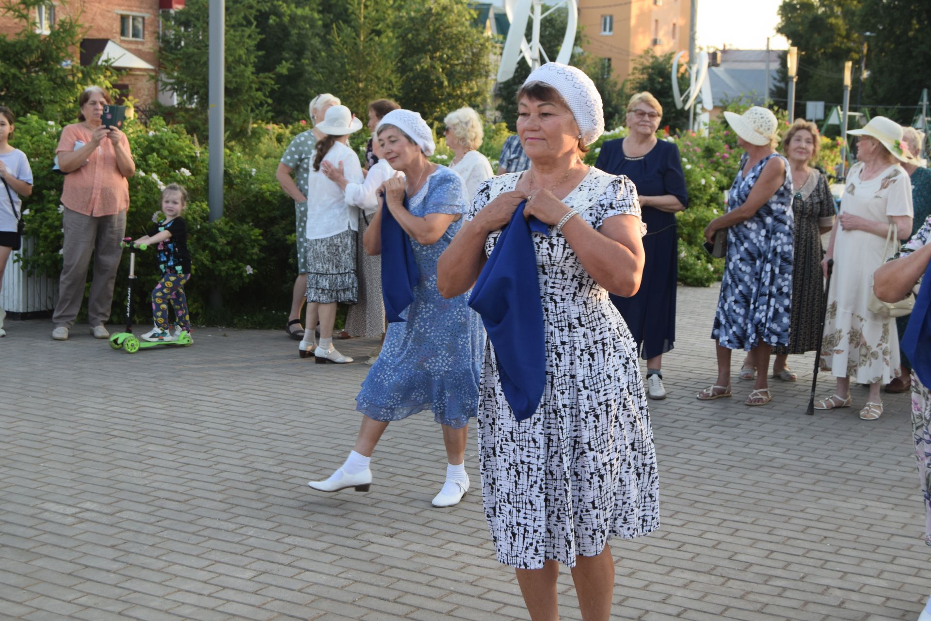 Вечер вальса прошел в уруссинском парке