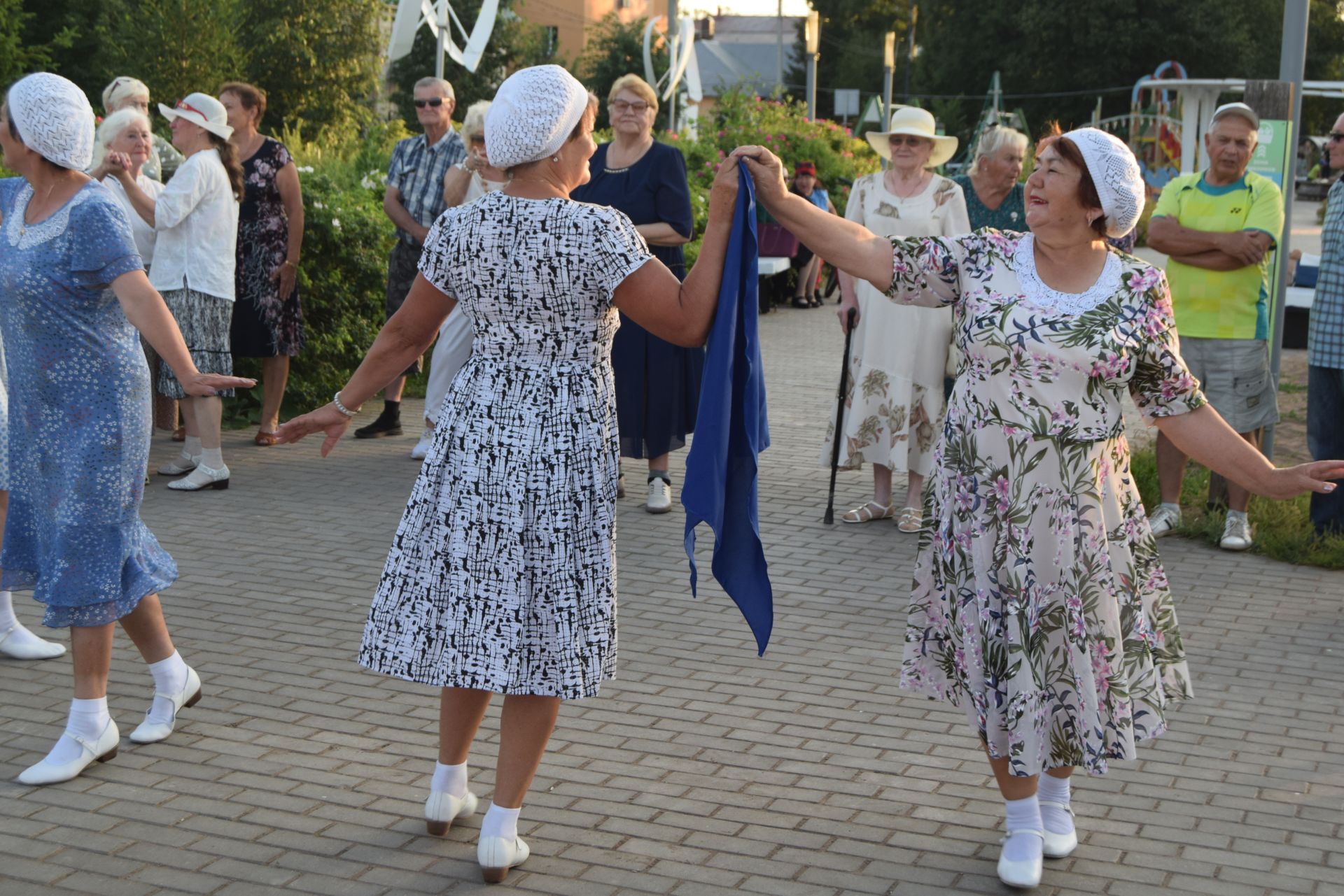 Вечер вальса прошел в уруссинском парке