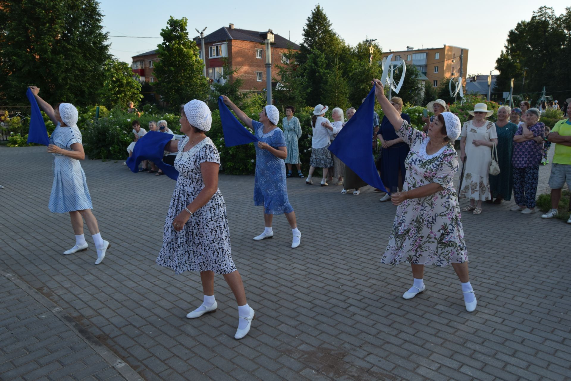 Вечер вальса прошел в уруссинском парке