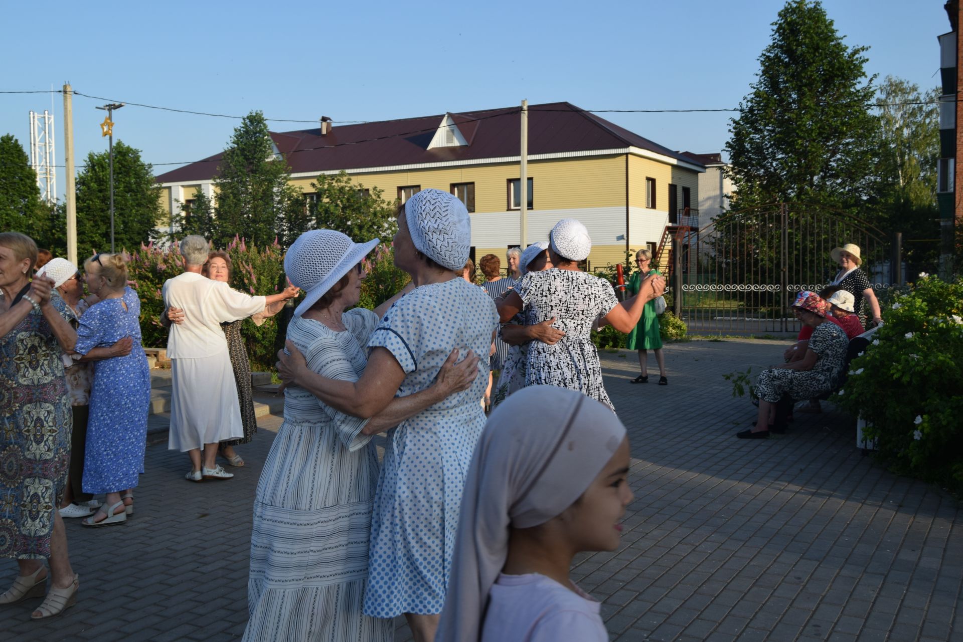 Вечер вальса прошел в уруссинском парке