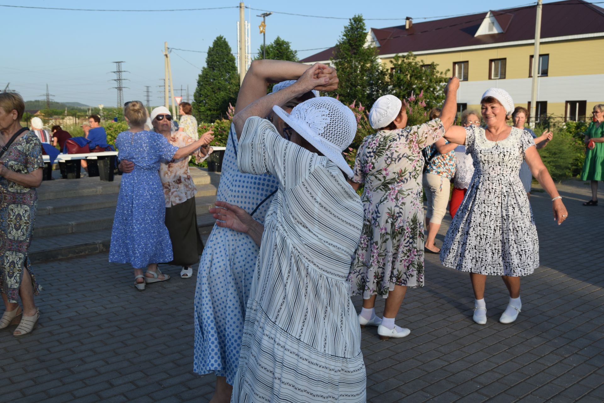 Вечер вальса прошел в уруссинском парке