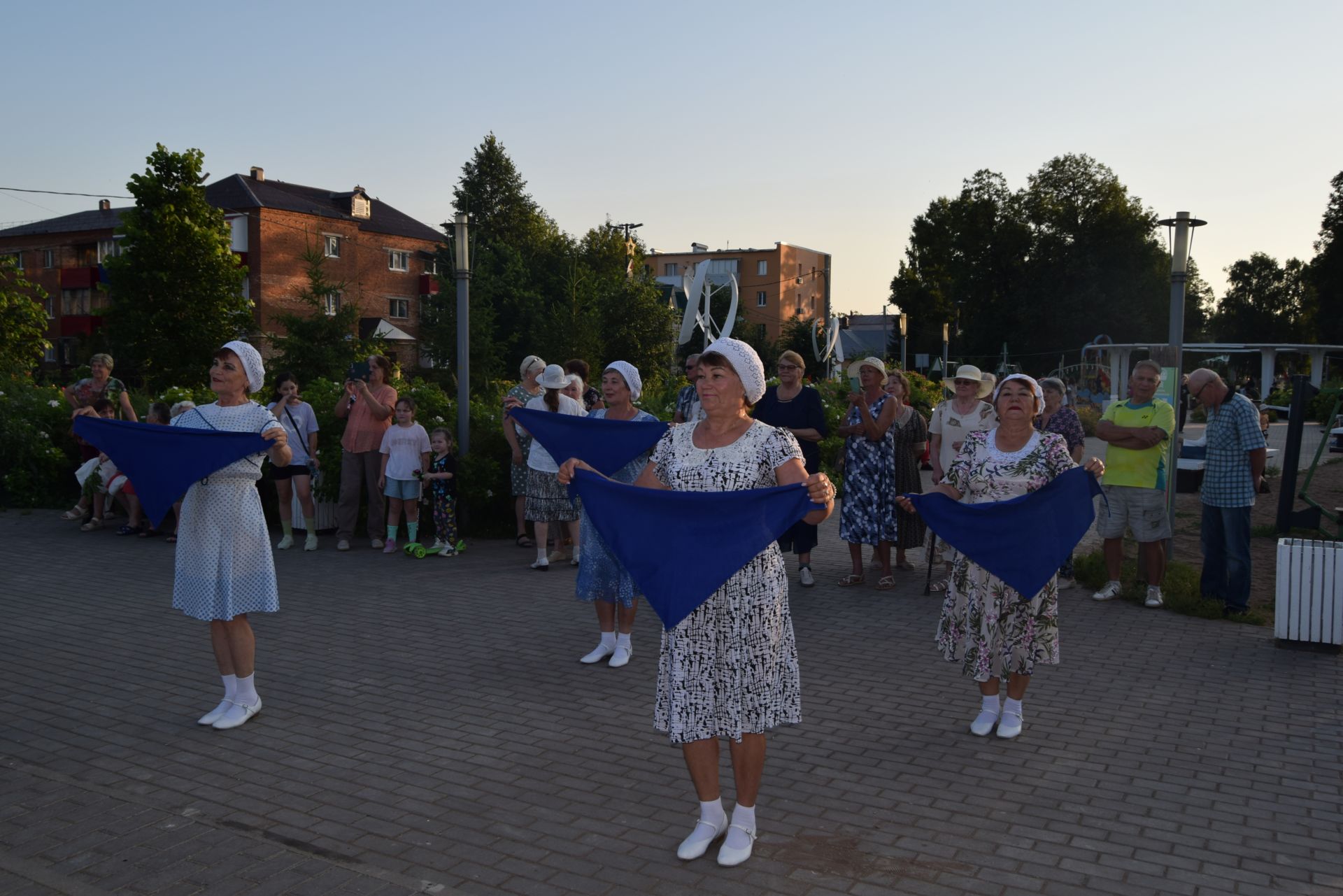 Вечер вальса прошел в уруссинском парке