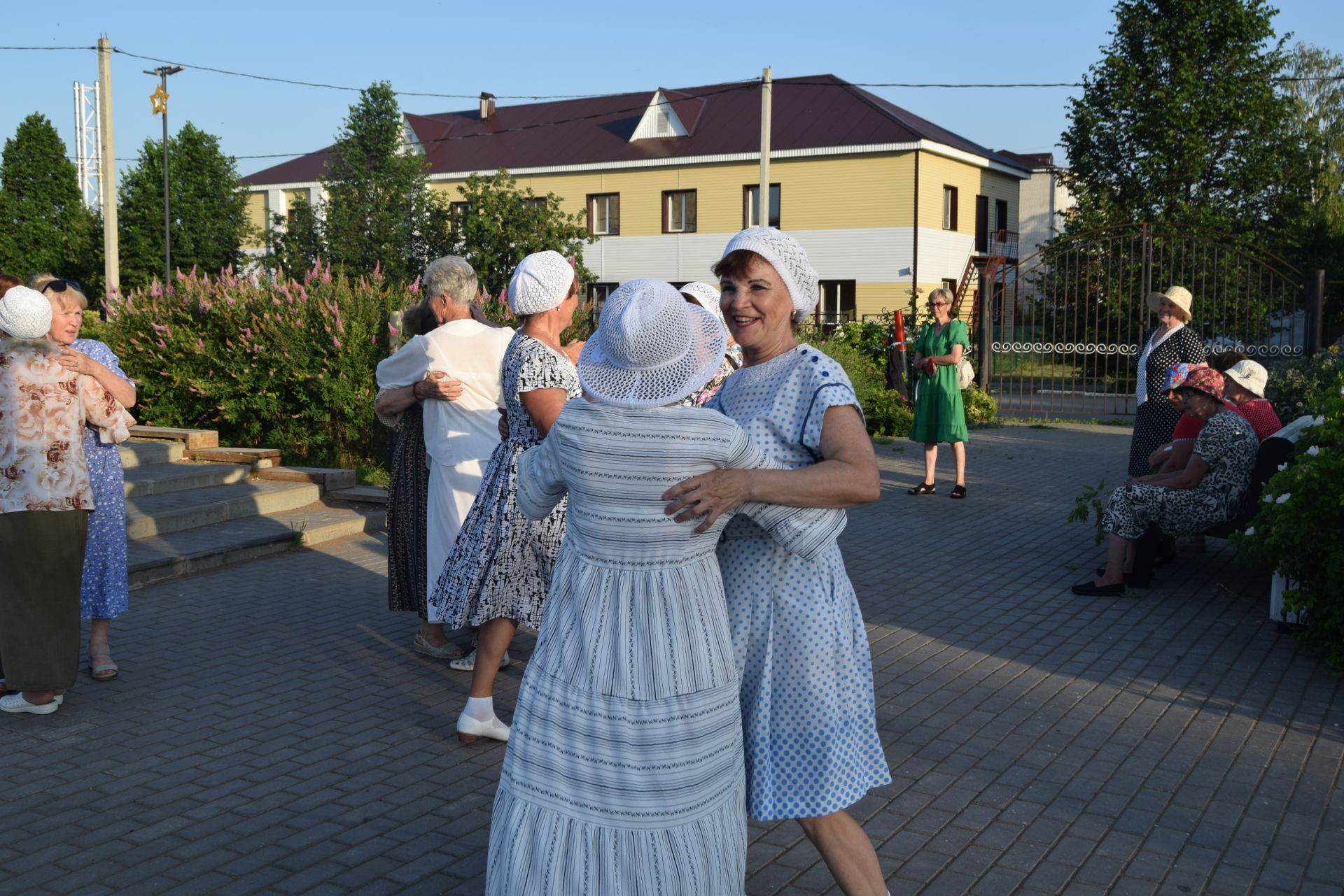 Вечер вальса прошел в уруссинском парке